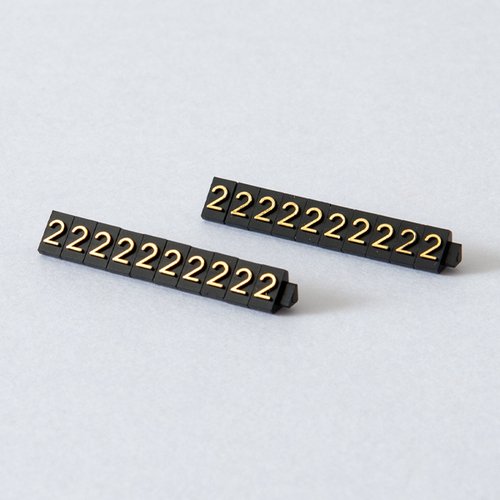 陳列備品 ニュープライスキューブ補充S用(20粒) 黒/金 2 友屋 黒と金のカラーデザインが施されたパッケージが整然と並んでいる様子