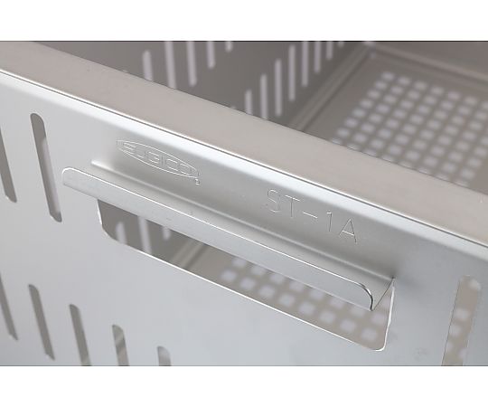 18-8軽量ステンレスコンテナ 底面高通気タイプ 515×340×H290mm 底面が高通気タイプの軽量ステンレスコンテナが前面に見える状態で、周囲には商品に関連するアイテムが置かれている。