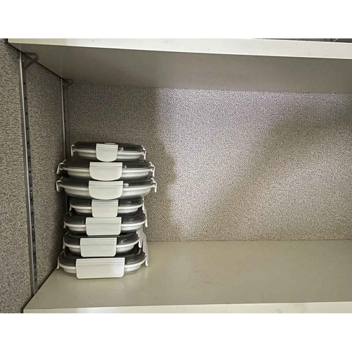 保存容器　Felio　たためるシリコン保存&ランチBOX　角型 透明の蓋が付いたシリコン素材のコンパクトな角型容器が折りたたまれている様子