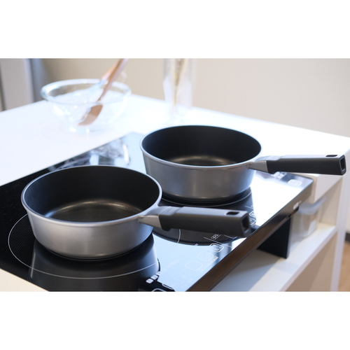 フライパン　22cm　IH対応　チーノ　ダイキャスト　フッ素加工 光沢のある表面と広めの底部が特徴的な調理器具