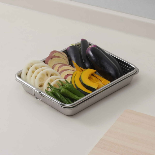 バット&ザル　揚げ物バット&油切りザル フラットな表面に置かれた上下2層の調理器具、金属製のざるは細かい穴が開いている。
