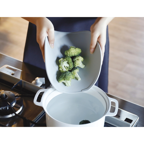 抗菌TPUまな板　半月　食洗機対応　atomico　グレー 滑らかな表面と rounded エッジが特徴のグレー色のまな板が見える状態