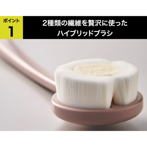 ボディブラシ　ボディケアブラシ　グレイッシュピンク 柔らかなブラシ部分が優しくカーブした状態