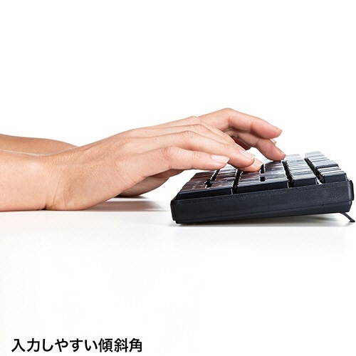 マウス付きワイヤレスキーボード　ブラック　1台 全体が見えるワイヤレスキーボードとマウスの組み合わせ、ブラックの表面が光沢感を放っている様子