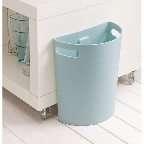 ゴミ箱 壁掛けダストボックス 9L マグネットシート2枚付き ブルー 商品が青い壁に取り付けられ、内部が空になっている様子が見える状態