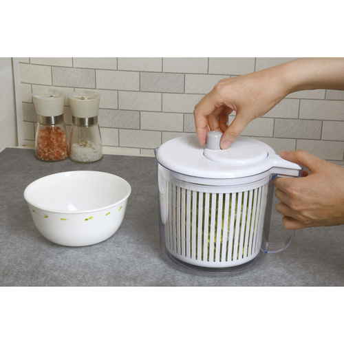 サラダスピナー　Simplice　ベジタブル野菜水切り器 透明なボウルに野菜が盛り付けられた状態で、回転ハンドルが付いている。