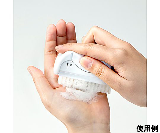 83mm　ネイルブラシ 柔らかい毛先のブラシが横向きに配置された状態
