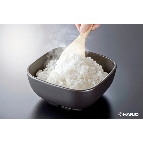 ご飯釜のおひつ 木目調の温かみのある素材感が際立つおひつの正面が見える状態