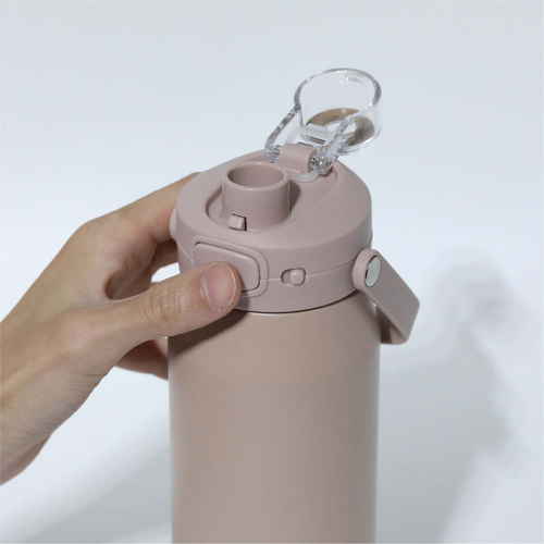 水筒　1L　holms　ワンタッチアクティブボトル1000　保温　保冷　グレー 口部分にワンタッチ機構があり、グレーの質感が際立っているボトル全体の様子