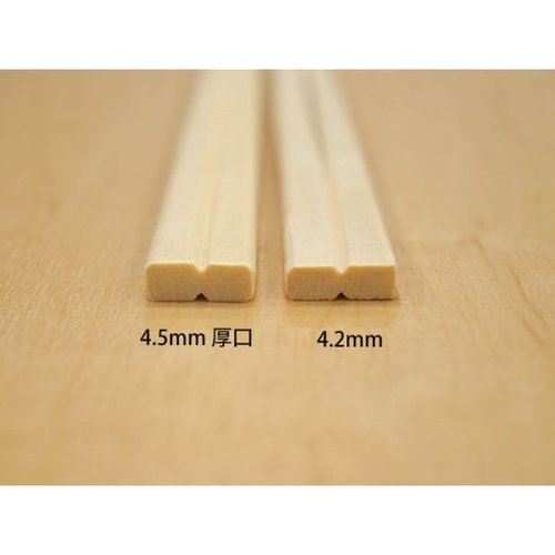 割箸 PS白楊元禄8寸 4.5 厚口 黒 新 パックスタイル [ケース販売] 黒い厚口の割箸がパッケージに整然と収められている様子