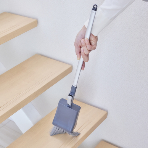 ほうき　STAND　立つホウキ　全長67cm　収納　自立　おしゃれ　チャコール 立った状態で壁に寄りかかるグレーのホウキ