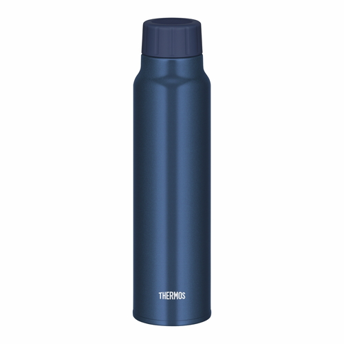 サーモス　水筒　750ml　炭酸飲料ボトル　保冷　スクリュー　ネイビー ネイビーのボトルが正面を向いて置かれた様子、スクリュータイプの蓋がやや開いている状態