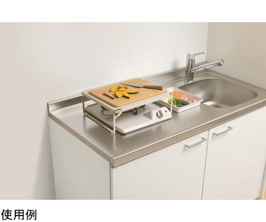 ルームラボ 一口コンロカバー 光沢のある表面の一口コンロカバーがセンターに配置され、素材の質感が強調された様子。