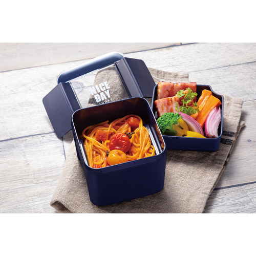 お弁当箱　イージーケアランチボックススクエア2段　680ml　ネイビー 直立した状態で、左側にフタが外れた2段の容器が見える。