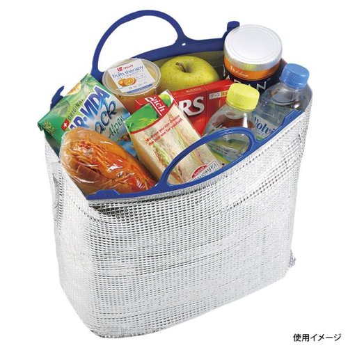 保冷バッグ アルミ保冷バッグ(M) パール金属 光沢のあるシルバーのアルミ素材が使用された保冷バッグの側面、持ち手が見える状態。