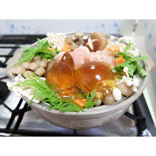 ごはん型　ごはん　de　ニャン 白いごはんの形をしたクッションが、ふんわりとした質感で映し出されている様子