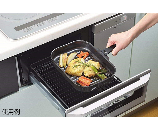 ラクッキング 鉄製ハンドル付角型グリルパン 25×17cm ウェーブ 側面から見たハンドル付きのグリルパン、深い色合いで波状のデザインが特徴的。