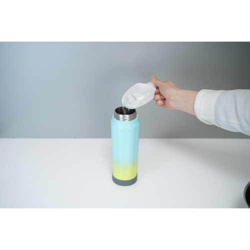 水筒　フォルテック　キャリングボトル530ml　ブルーグリーン 鮮やかなブルーグリーンの本体が正面に向いた状態