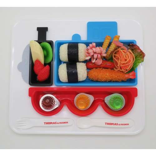 食器セット　プレートセット　きかんしゃトーマス 色とりどりのキャラクターが描かれたプレートのセットが並んでいる様子