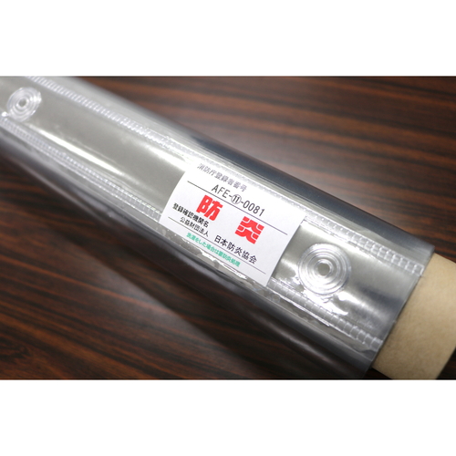 透明シート　店舗　180cm　ハトメタイプ　防炎　抗ウイルス　抗菌　透明間仕切り 透明なシートがハトメで吊るされている様子