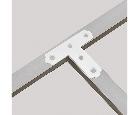 カラー隅金　T字　白　47×40mm 白いT字型の隅金具が正面から見える状態、表面に滑らかな仕上げ。