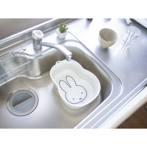 バケツ　miffy　折り畳み桶 折り畳まれた状態で横から見た様子、明るいデザインが特徴的。