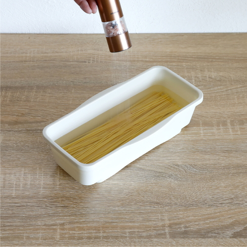 電子レンジ調理器　atomico　レンジで簡単調理ポット　アイボリー 温かみのあるアイボリー色の調理ポットが正面から見える状態