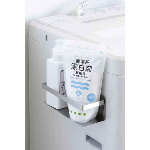 ディスペンサーホルダー　ピタッとステンレスボトルホルダー　ディスペンサー　ラック 斜めから見たステンレス製のボトルラック、上部に円形のディスペンシング部分が特徴。