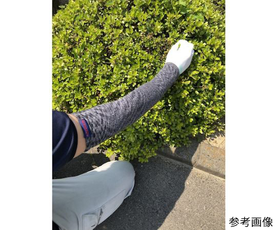 竹糸くんアームカバー10　ブラック しなやかな生地で覆われた腕がスムースに見える状態