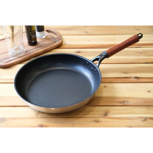 2層鋼ダイヤモンドコートフライパン28cm　ファストクック 側面から見た斜めの角度で、表面のダイヤモンドコートが際立つ状態