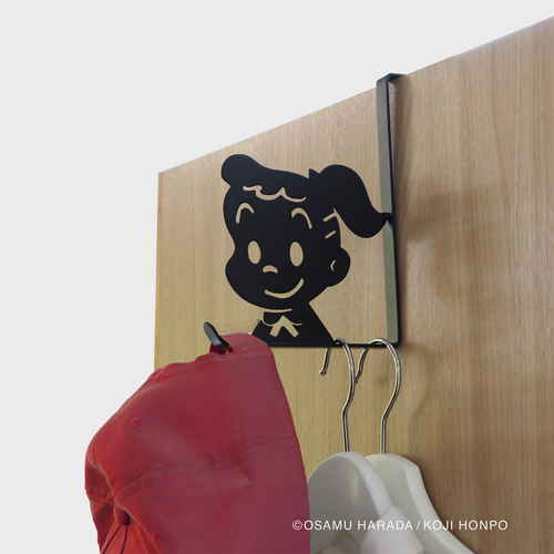 ドアフック　OSAMU　GOODS　3.6cm　ブラック フックがドアに取り付けられた状態、シンプルなブラックのデザインが際立つ。