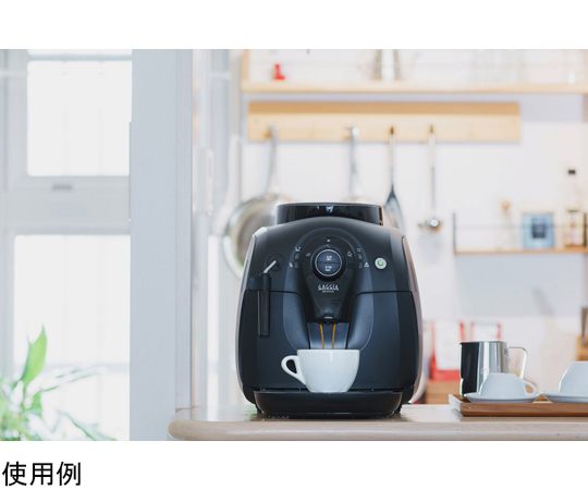 GAGGIA ベサーナ 光沢のあるブラックのボディが特徴のコーヒーメーカー、注ぎ口が目立つ横向きの状態。