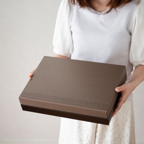 ギフト箱 モダンギフトBOX-M(10枚) ヘッズ 重なり合う黒いギフトボックスが3つ並んでいる様子