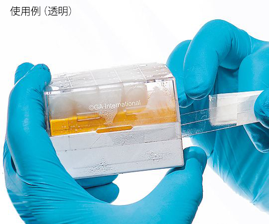 凍結容器用テープ　13mm×15m　青 中心にロゴが配置された青色のテープのパッケージが見える状態