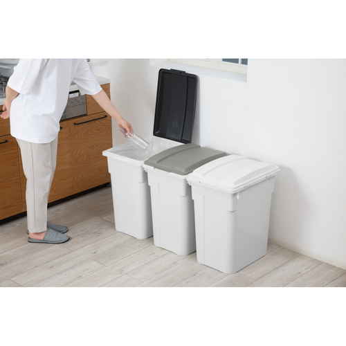 ゴミ箱　屋外兼用　70L　連結カラー　分別ペール　チャコールブラック 連結された複数のペールが整然と並んでいる様子