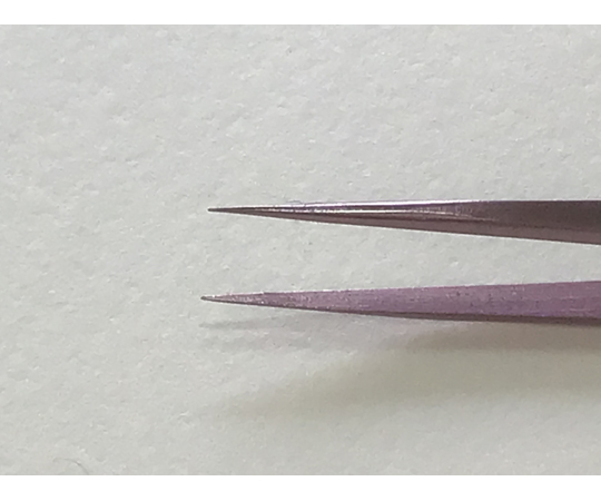 精密カラーピンセット　先端細長鋭　110mm 先端が細く鋭く形成されたピンセットが斜めから見える状態