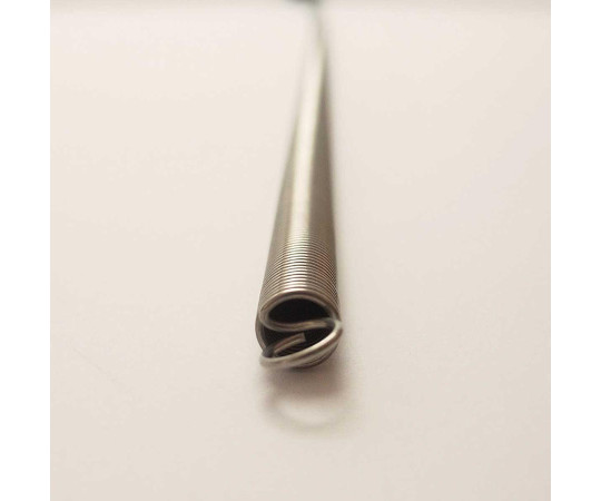 ステンレス引きバネ　線径1mm×外径8mm×自由長900mm 曲げられた状態で、光沢のある金属の質感が際立つ引きバネ