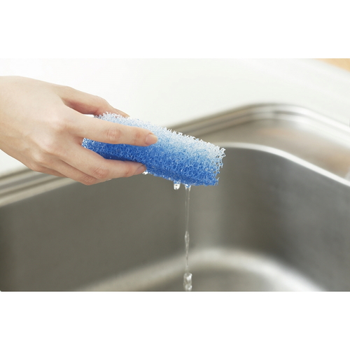キッチンスポンジ 水切れのよい 激キレ 角度を変えた状態で並べられたスポンジが水気を弾いている様子