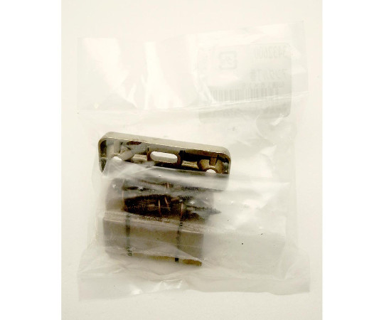 バラ　アングル丁番　16×15mm　仙徳 表面に金属的光沢があり、角がしっかりとした形状が見える状態