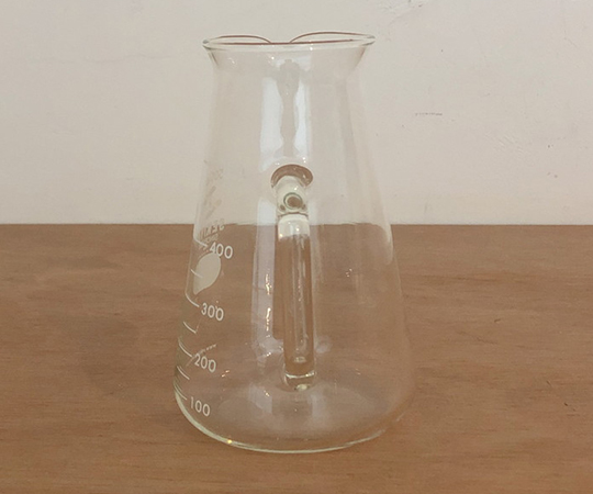 取っ手付きコニカルビーカー 500ml 透明なビーカーの内部が見える状態で、取っ手が側面についている