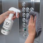 エステー Ｄｒ．ＣＬＥＡＮ＋除菌・ウィルス除去スプレー本体 正面を向いたスプレーボトル1本、青いノズルと文字入りラベルが見える状態
