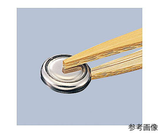 竹ピンセット 竹製のピンセットが斜め上から見える状態で、先端が細くなっている。