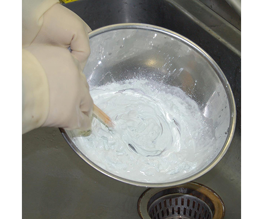カベ・穴うめ補修材　ミラコン　白　500g 白いパッケージが正面を向いており、上部にはキャップが付いている。