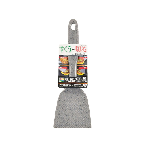 ナイロンプレートターナー　ベジライブ　Palette 緑色のプラスチック製の器具が横向きに置かれている様子