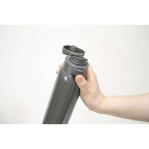 水筒　モテコ　ワンタッチ栓マグボトル500ml　グレー ボトルの上部がワンタッチで開いた状態