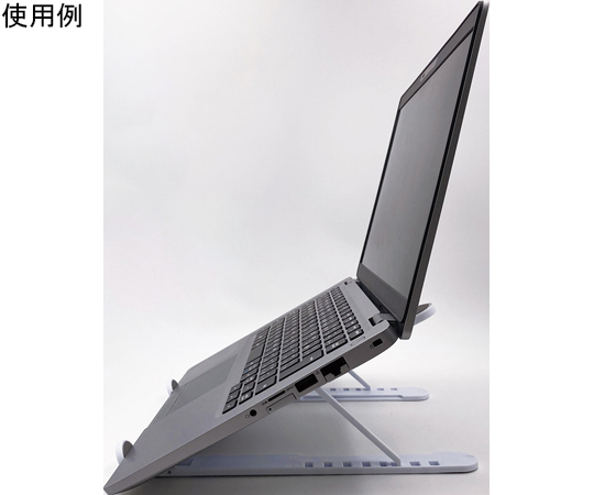 コンパクトPCスタンド 黒い表面を持ち、角度調整ができるスリムなデザインが見える状態