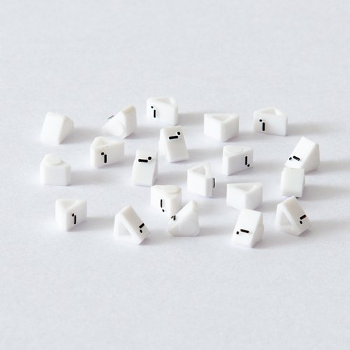 陳列備品 ニュープライスキューブ補充S用(20粒) 白/黒 - 友屋 白と黒のカラーバリエーションが並ぶパッケージの側面