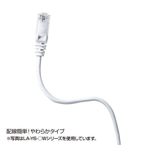カテゴリ6UTP　LANケーブル　ブルー　2m　1本 ケーブルの先端が斜め上を向き、表面に滑らかな光沢がある状態