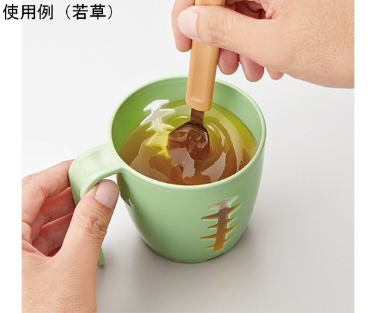 マグカップ オレンジ 鮮やかなオレンジ色が特徴的で、持ち手が丸みを帯びたデザインの側面
