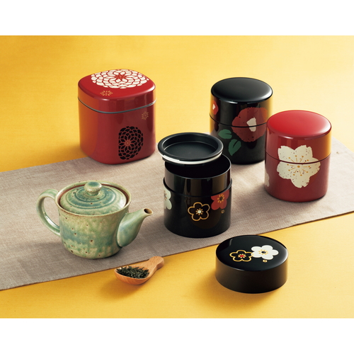 茶筒　350ml　小　朱華文様梅　HAKOYA　黒 艶やかな朱色の表面に梅の文様が浮かび上がる側面が見える状態